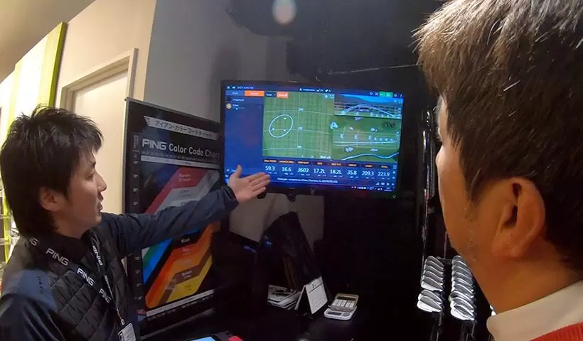 フィッターさんからデータの説明を受けている写真