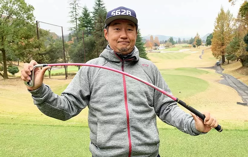 野村タケオがMCIプラクティスを持って曲げている写真