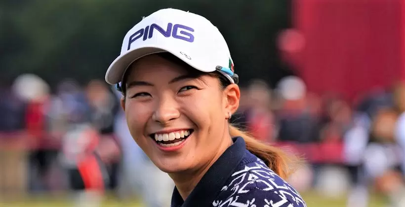 ゴルフ場での渋野日向子の笑顔アップ写真