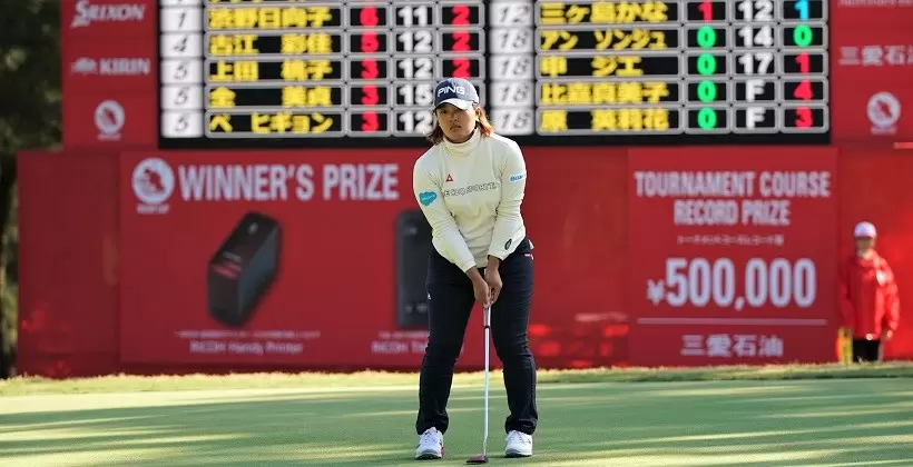 ゴルフ場での渋野日向子写真