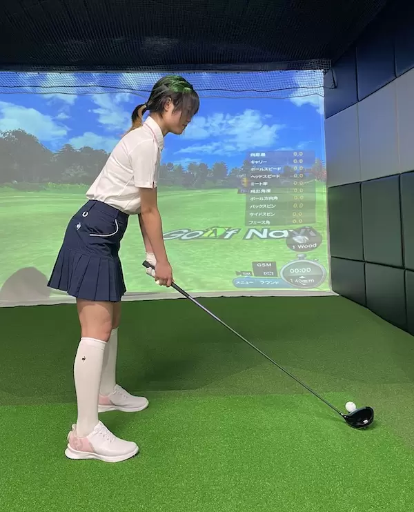 背中を伸ばして股関節から上半身を折る