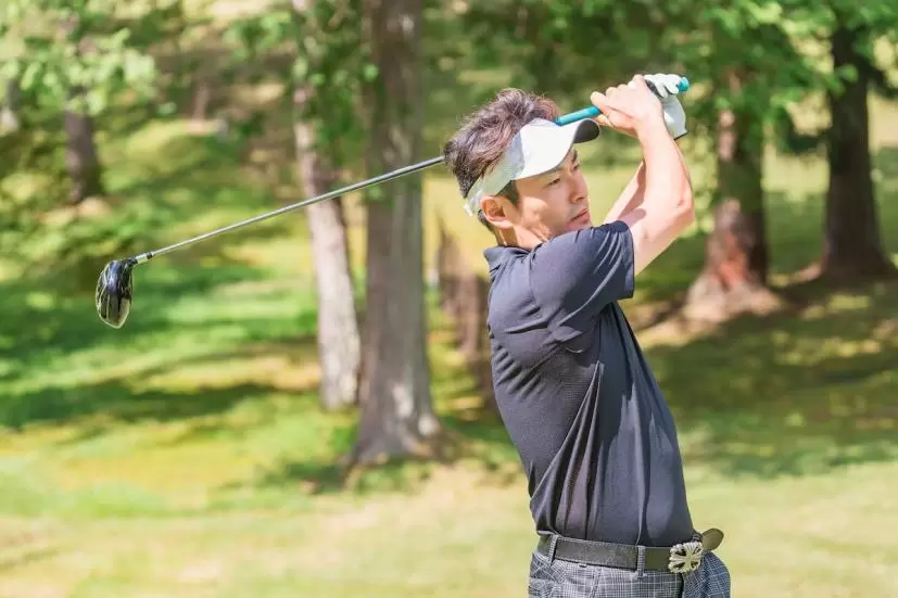 ゴルフスイングのフォローからフィニッシュの流れ