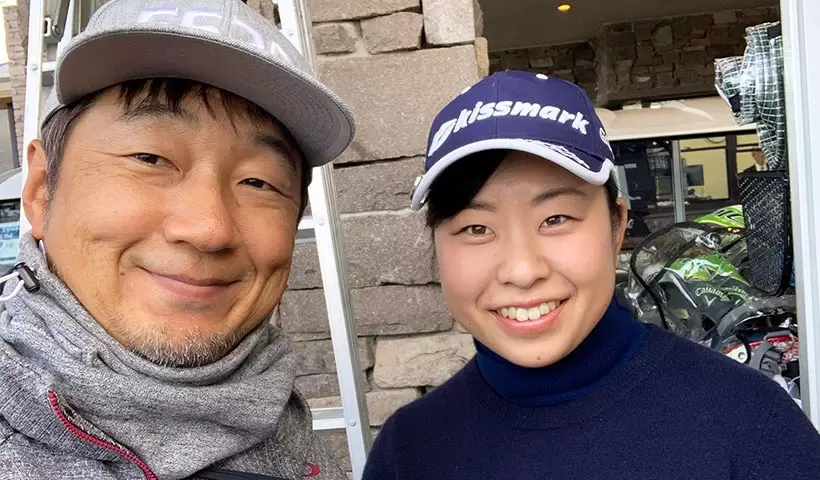 野村タケオと武尾咲希プロの笑顔で2ショット写真