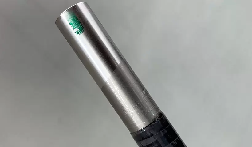 スチールシャフトの周りにカーボンを巻きつけている写真