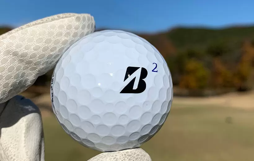 ブリヂストンのTOUR Bボールを持っている写真