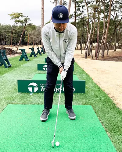 野村タケオが、ボールを打つ構えをしている写真