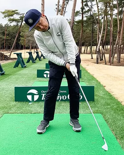 野村タケオがスイングして右肩が下がっている写真