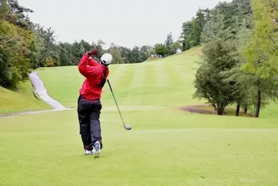 スイングしやすいゴルフレインウェア