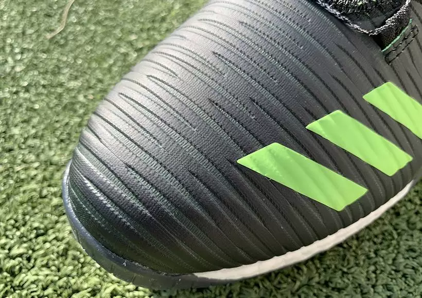 アディダスゴルフのコードカオスつま先部分のアップ写真