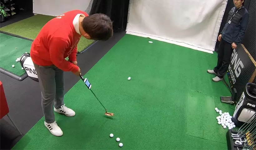 野村タケオがストロークしている様子の写真