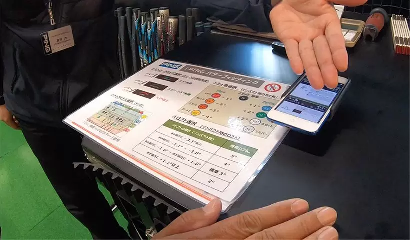 フィッティングした結果について説明を受けている様子の写真