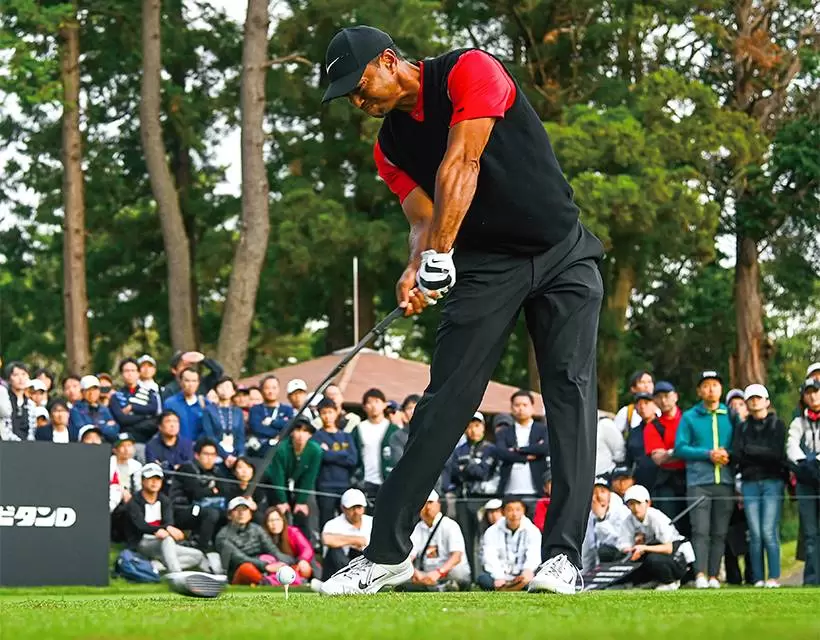 ゴルフ場でタイガーウッズが打っている全体写真