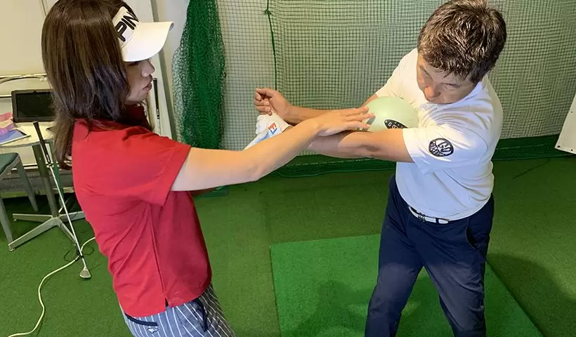 勝又プロが野村タケオに指導している写真