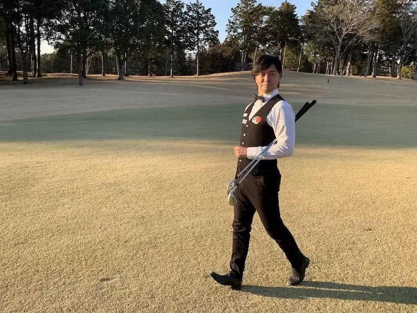 今野プロがクラブを脇に持って堂々と歩いている写真