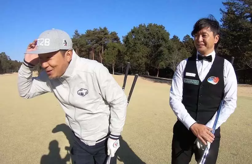 野村タケオがへこへこしながら誤っている様子の写真