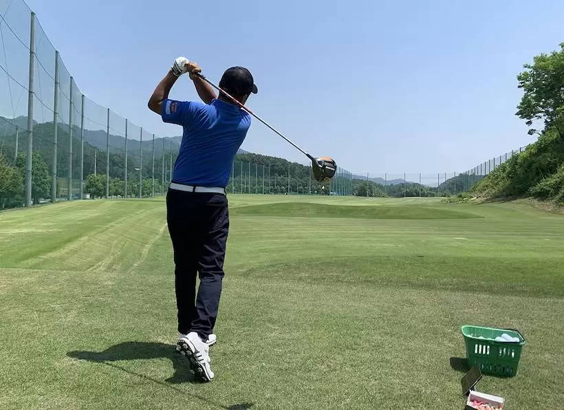 野村タケオが打っている後ろ姿写真