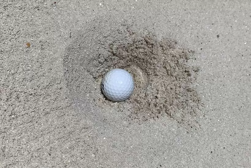 吉井カントリークラブのバンカーにボールが乗っている写真