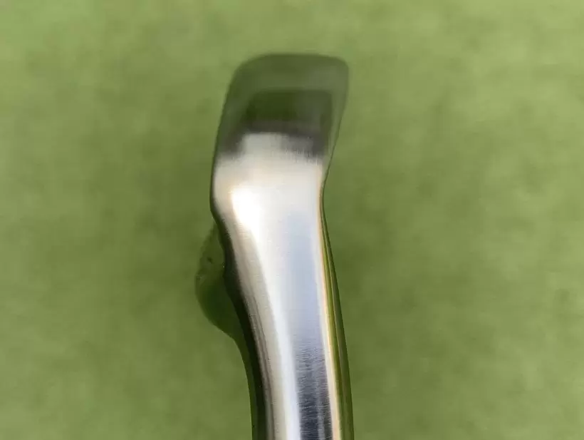 アイアンのバウンス角のアップ写真