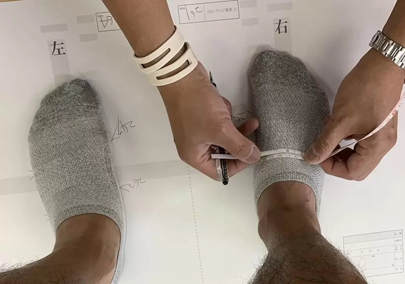 アザスゴルフにて足形をとっている様子の写真