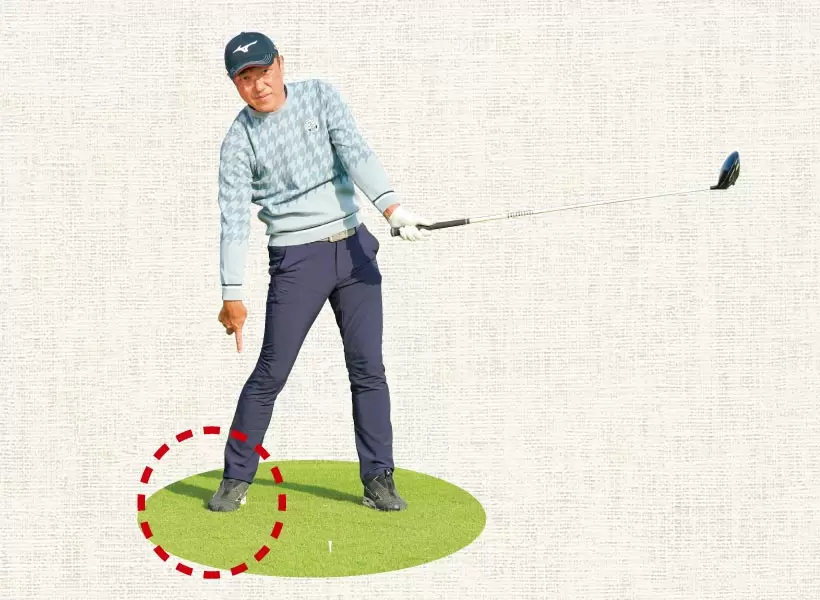 右足を蹴り上げるのは逆効果。むしろ「蹴り下げる」感覚で我慢するのがポイントだ。