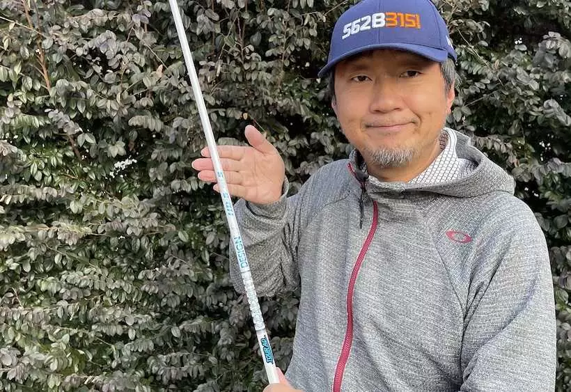 野村タケオがシャウトを持って立っている写真