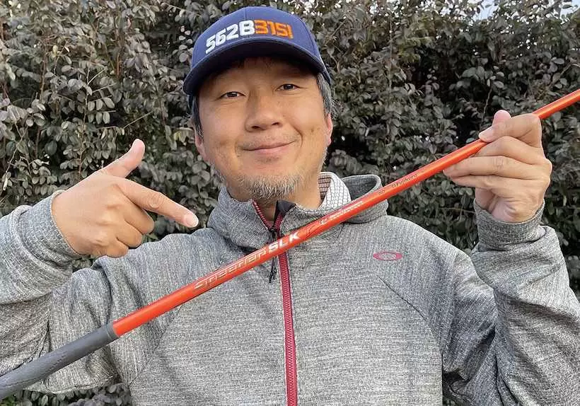 野村タケオがシャウトを持って立っている写真