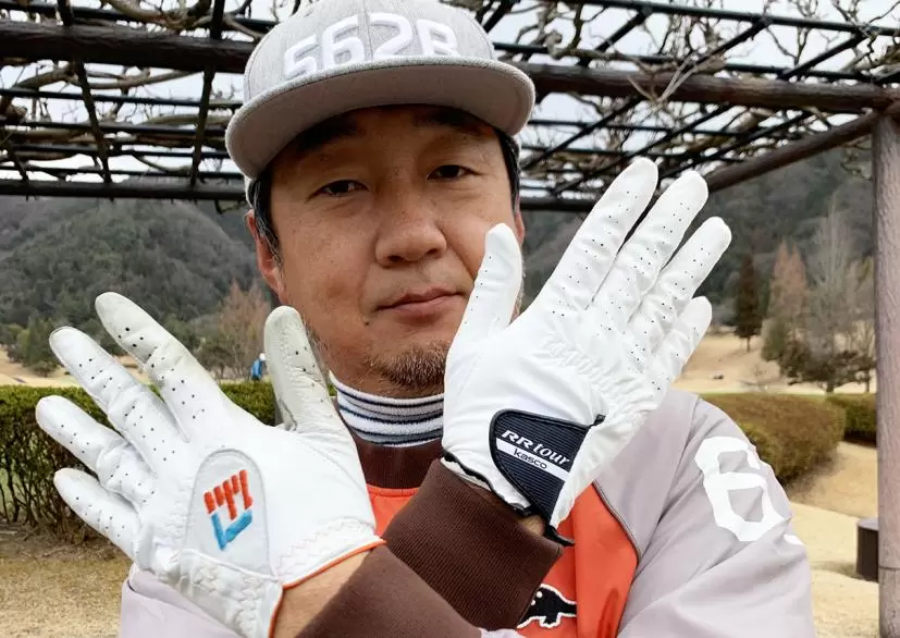 野村タケオが両手にグローブをはめている写真