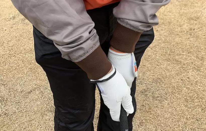 野村タケオが両手にグローブをはめてクラブを握っている写真