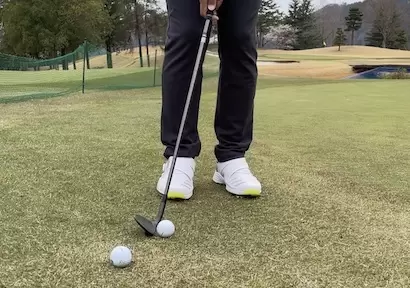 ボールを2つ置いて打つ構えをしている写真