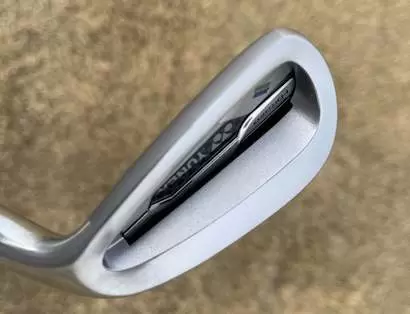 ヨネックスCB702アイアンのヘッドアップ写真