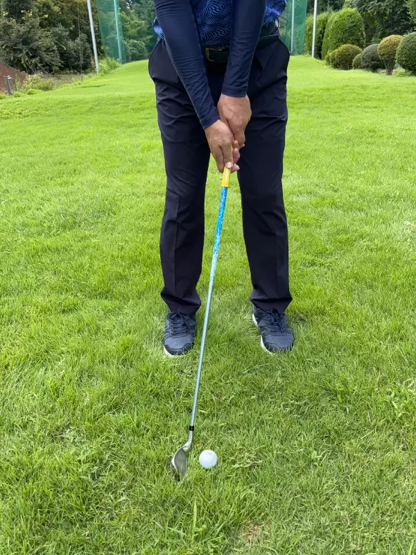 低い球は右足寄りに置く