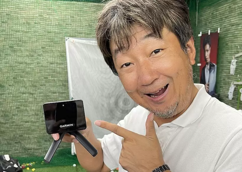 野村タケオがガーミンApproach R10を持っている写真