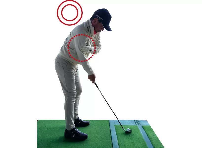 腕がガチガチに力んでいると、思うように動かせない。右ヒジをゆるめて、余裕を持たせて構えよう。