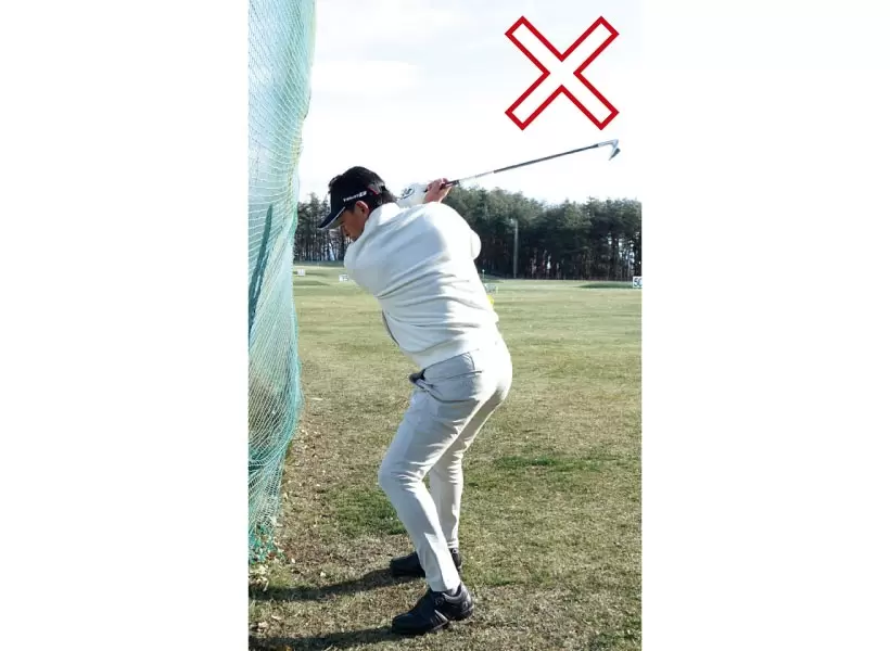 これまでどおりのバックスイングでは、ヘッドがすぐに壁やネットから離れてしまう。