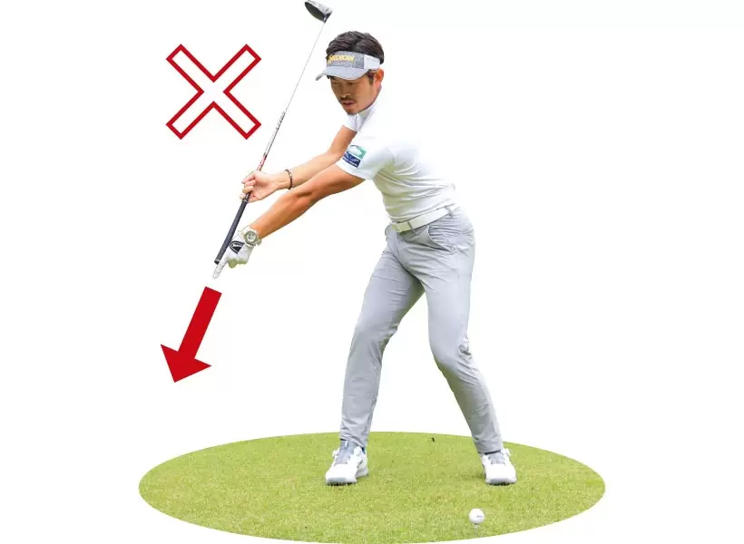 グリップエンドが地面を指すのは避けよう。インパクトが点になり安定しない。