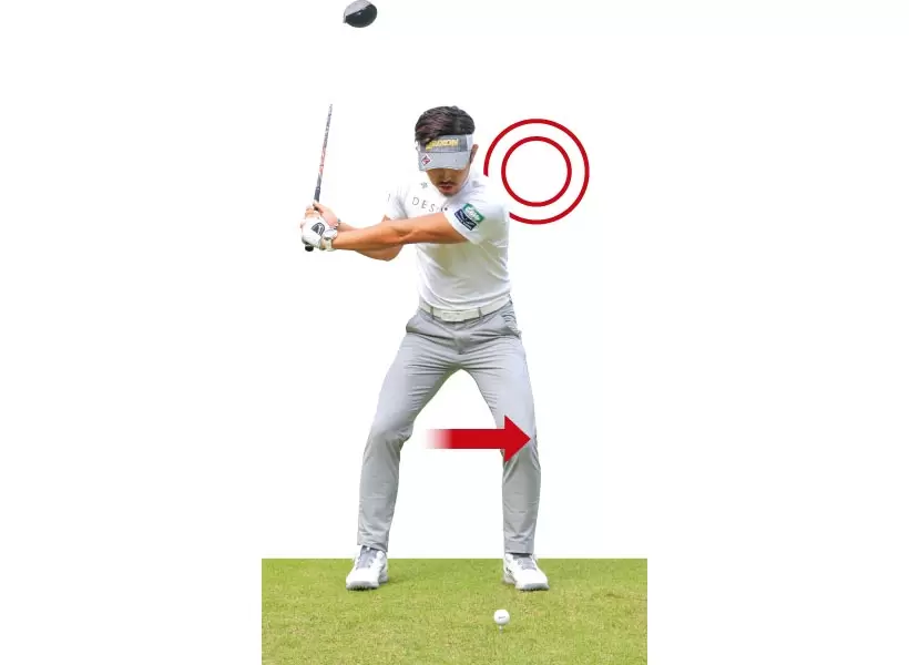 ガニ股でバックスイングすれば、切り返しでも左ヒザが先に戻る。