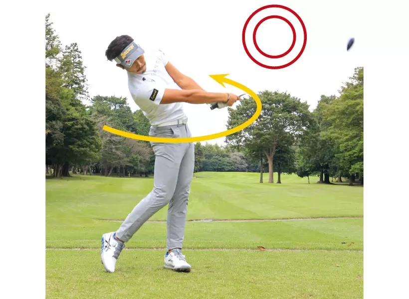 ヘッドスピードを上げるには腕や手をつかわず体幹主体でスイング！お腹を素早く目標に向けるイメージで体をターンするのが、飛距離アップの秘訣だ。
