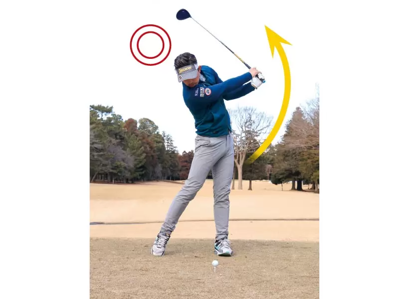 インパクトの形をイメージし、実際に打つ時はヘッドを一気に加速させよう。