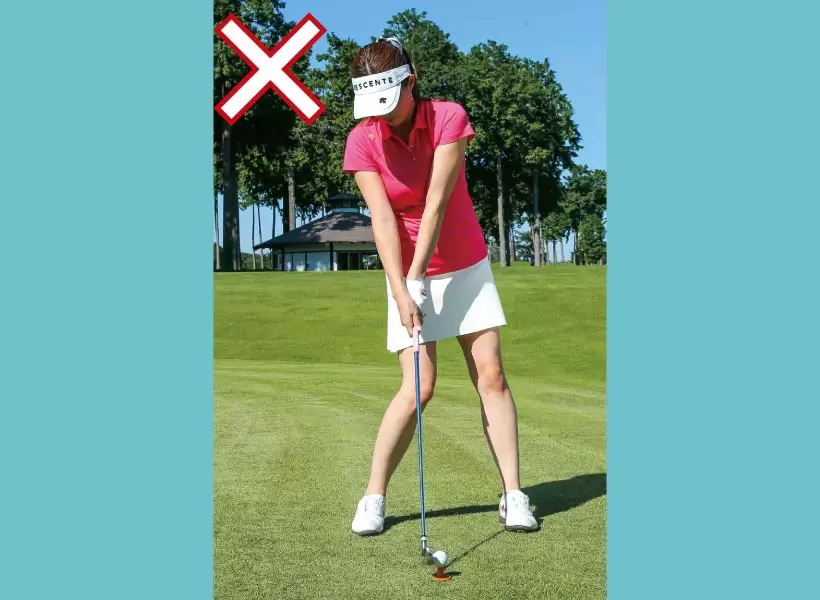 小さいゴルフボールを小さいフェース面にきちんと当てようと思うと、ボールに合わせるような動きになる。