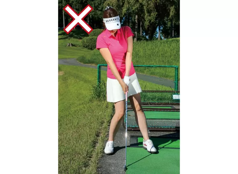 右足体重のままでは強く押せない。実際のスイングではこんなインパクトになっている人が多い。