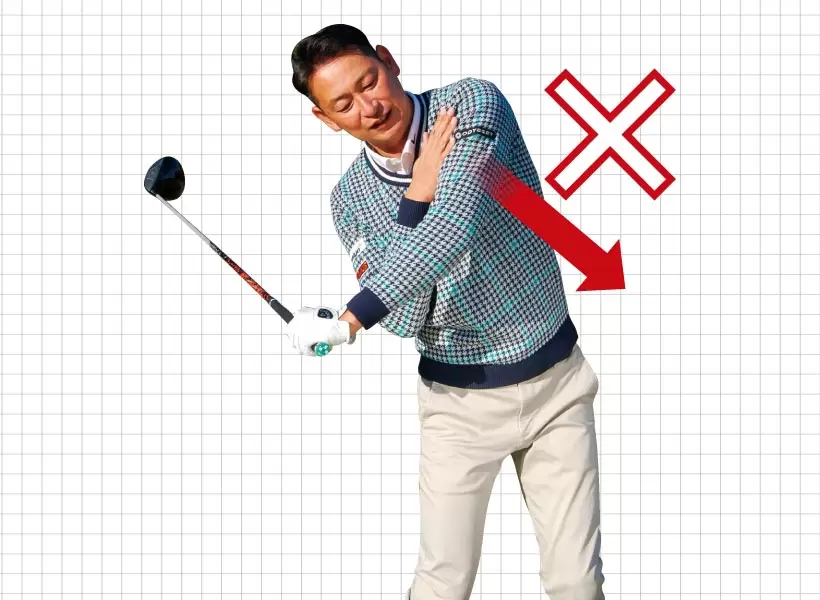 顔がそっぽを向くと、胸が早く開き左ワキがあいて、ヘッドが振り遅れてフェースが開いて当たってしまう。