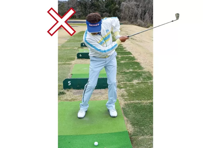 ボールに当てに行こうとして手打ちになると、ショットが不安定になる。