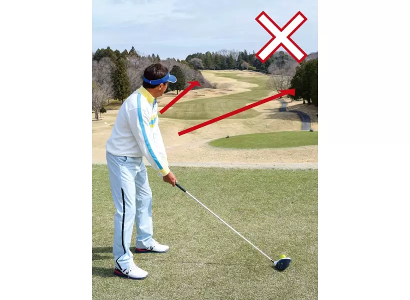 遠くの目標ばかり見ていると肩のラインが左を向いたり、体全体が右を向いたりアドレスの時点でミスに陥りやすい。