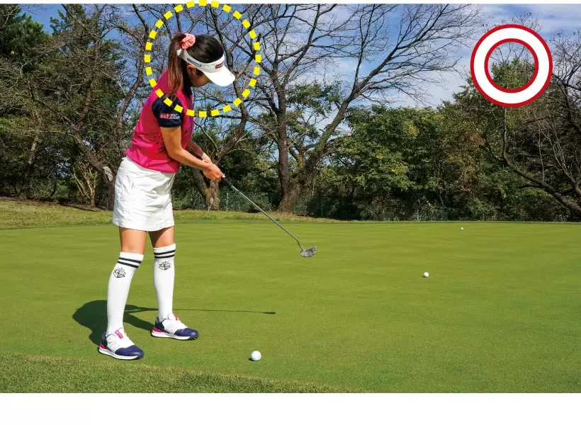 打つ前にカップを見ながら素振りを繰り返せば、目で見た感覚をストロークに生かすことができる。