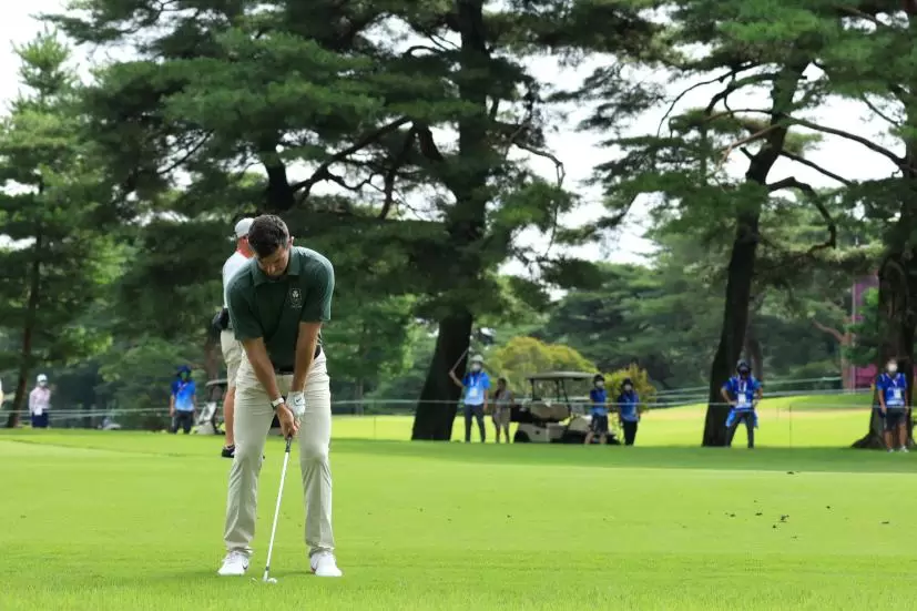 ローリー・マキロイ のアプローチショット連続写真【2020東京五輪・R2】（2021年）