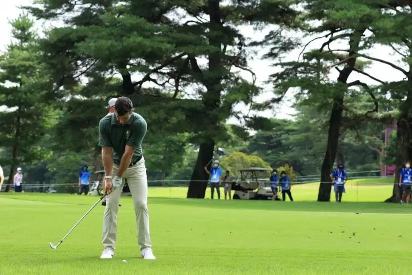 ローリー・マキロイ のアプローチショット連続写真【2020東京五輪・R2】（2021年）