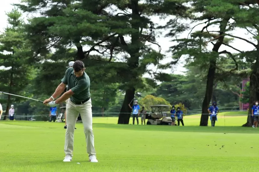 ローリー・マキロイ のアプローチショット連続写真【2020東京五輪・R2】（2021年）