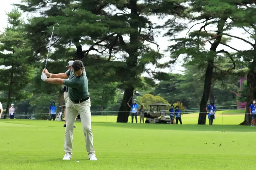 ローリー・マキロイ のアプローチショット連続写真【2020東京五輪・R2】（2021年）