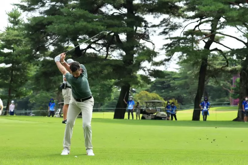 ローリー・マキロイ のアプローチショット連続写真【2020東京五輪・R2】（2021年）