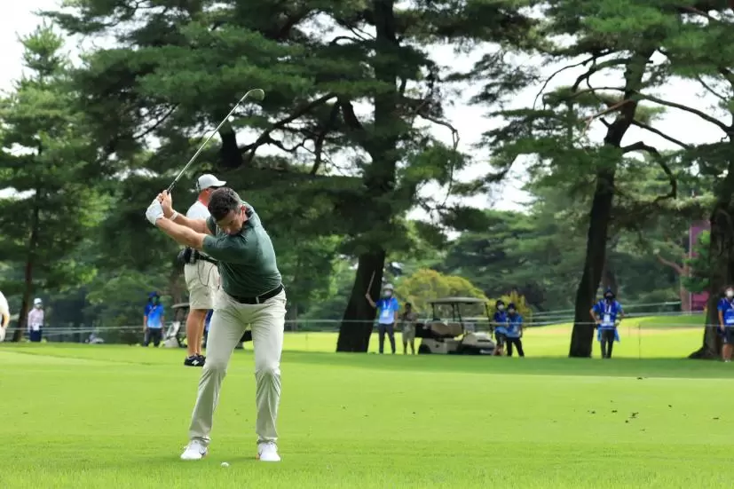 ローリー・マキロイ のアプローチショット連続写真【2020東京五輪・R2】（2021年）